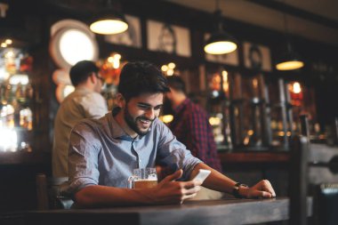 Çocuklar barda bira içiyorsun