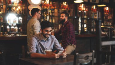 Çocuklar barda bira içiyorsun