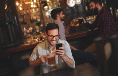 barda eğlenmeye arkadaşlar