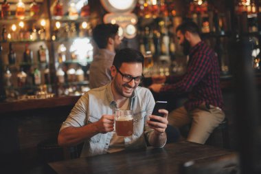 barda eğlenmeye arkadaşlar