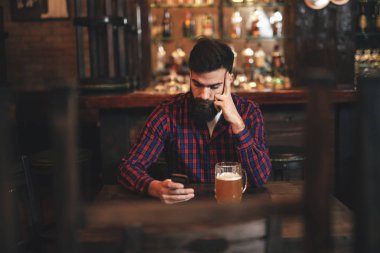 Genç yakışıklı bira kullanarak adam mobil pub sakallı
