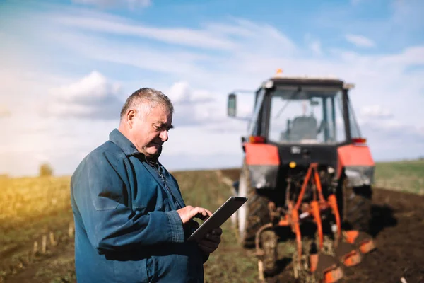 Framer Kontroluje Pracę Polu Nad Jego Tabletu — Zdjęcie stockowe