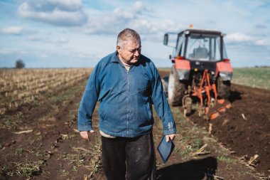 Çerçeveciye çalışma alanında onun tablet üzerinde denetler.