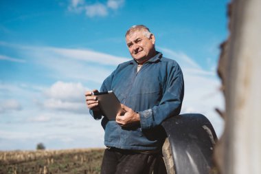 Çerçeveciye çalışma alanında onun tablet üzerinde denetler.