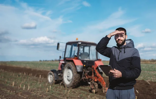 Framer Controlla Lavoro Sul Campo Sul Suo Tablet — Foto Stock