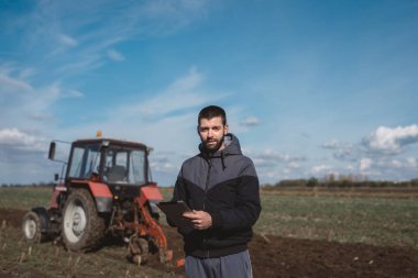 Çerçeveciye çalışma alanında onun tablet üzerinde denetler.