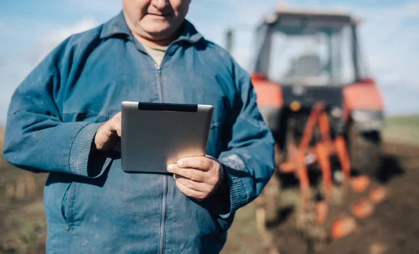 Landwirt Steuert Die Arbeit Auf Dem Feld Über Sein Tablet — Stockfoto