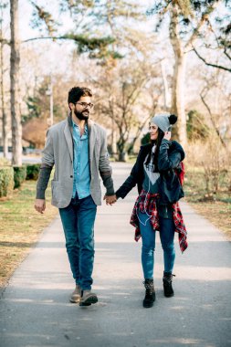 Mutlu çiftimiz parkta