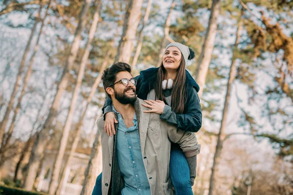 Casal Apaixonado Compartilhando Emoções Belo Parque — Fotografia de Stock