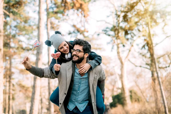 Casal Apaixonado Compartilhando Emoções Belo Parque — Fotografia de Stock