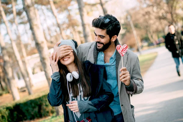 Cara Feliz Uma Garota Seguram Chupa Chupa Mão Forma Coração — Fotografia de Stock