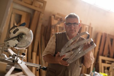 Marangoz atölyesini sonra işte