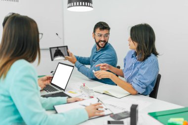 mutlu genç iş adamları laptop ve ışık Office dijital tablet ile çalışma