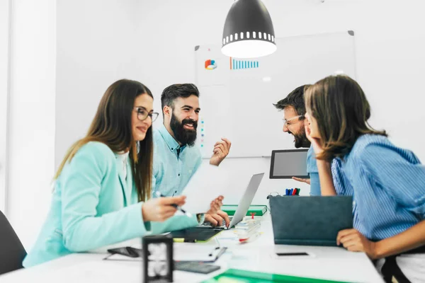 Jóvenes Empresarios Que Trabajan Con Ordenador Portátil Tableta Digital Oficina — Foto de Stock