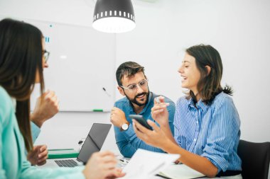 Birlikte çalışan tasarımcıları. Birlikte çalışan iş adamları.