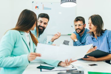 Birlikte çalışan tasarımcıları. Birlikte çalışan iş adamları.