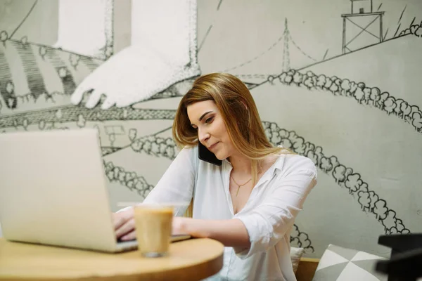 Chica Cafetería Está Bebiendo Café Trabajando Por Ordenador Portátil — Foto de Stock