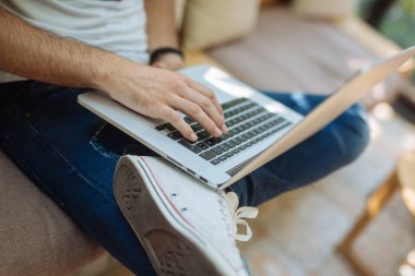 Adam Cafe Shop kahve içme ve laptop yanında çalışma