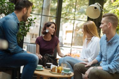 Arkadaşlar bir yaz tatili sırasında bir kahve dükkanında