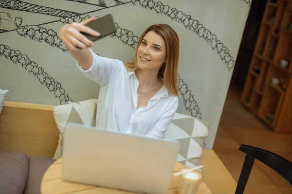 Chica Cafetería Está Tomando Selfie Trabajando Por Ordenador Portátil — Foto de Stock