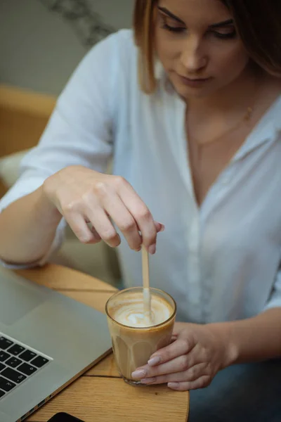 Девушка Кафе Пьет Кофе Работает Ноутбуке — стоковое фото