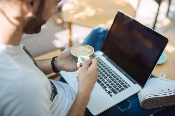 Hombre Cafetería Está Bebiendo Café Trabajando Por Computadora Portátil — Foto de Stock