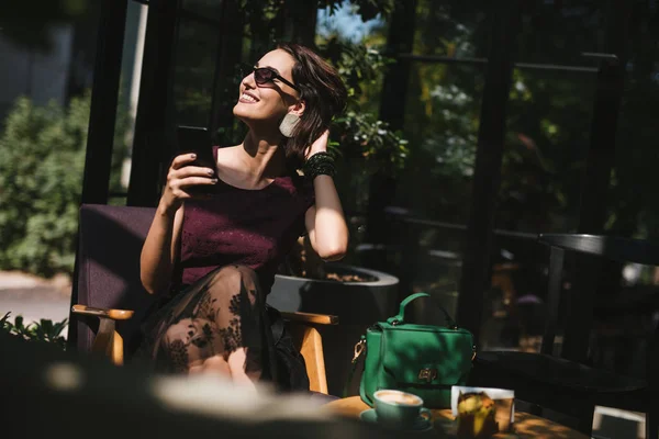 Hermosa Joven Chica Con Gafas Sol Sentado Café — Foto de Stock