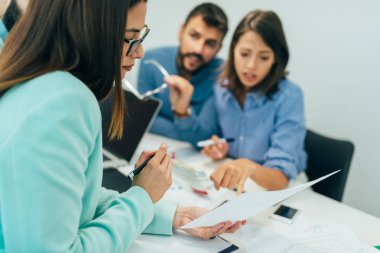 Birlikte çalışan tasarımcıları. Birlikte çalışan iş adamları.