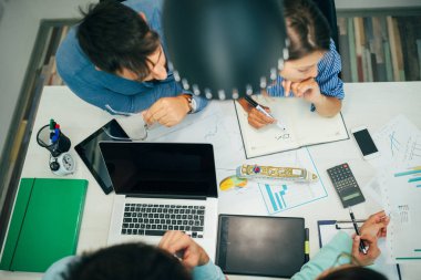 Birlikte çalışan tasarımcıları. Birlikte çalışan iş adamları.