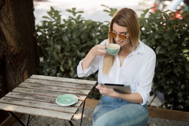 Kız Cafe Shop kahve içme ve tablet kullanma