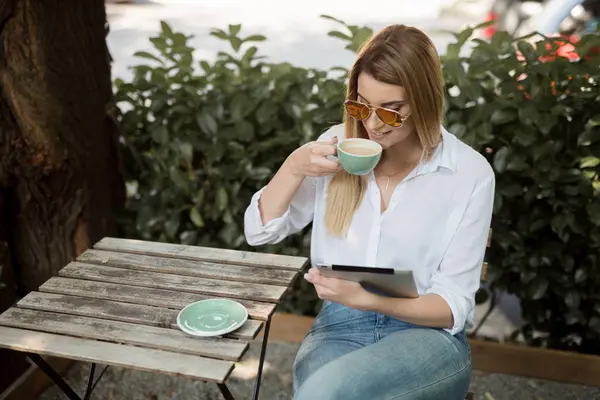 Kız Cafe Shop kahve içme ve tablet kullanma