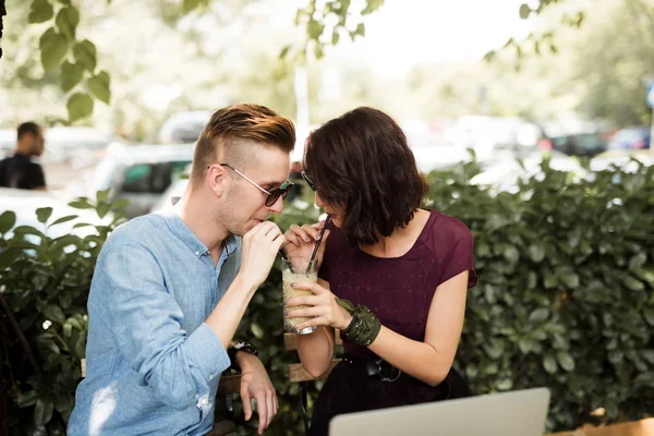 Pareja Feliz Cafetería Trabajando Por Ordenador Portátil —  Fotos de Stock