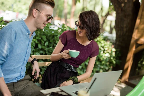 Счастливая Пара Кофейне Работает Ноутбуке — стоковое фото