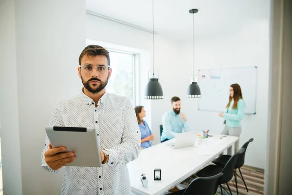 Retrato Joven Hombre Negocios Inteligente Oficina Sosteniendo Una Tableta Fondo — Foto de Stock