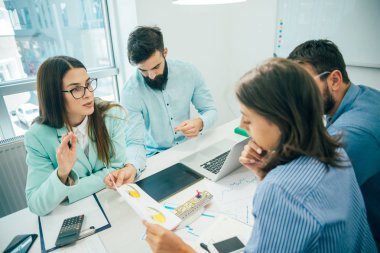 Genç akıllı iş adamları ofiste toplantısında