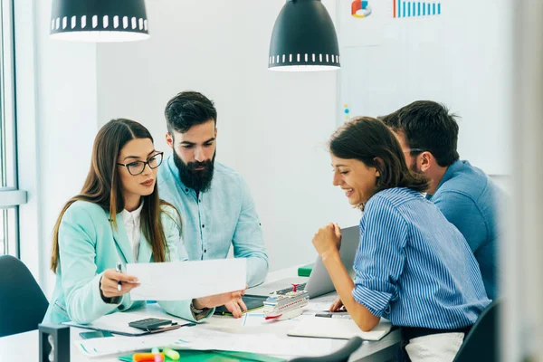 Jóvenes Empresarios Inteligentes Reunión Oficina — Foto de Stock