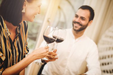 Genç iş adamları şarap tadı geliştirmeye çalışıyorum. Plan ve projeler şarap yapımı genişletmek için