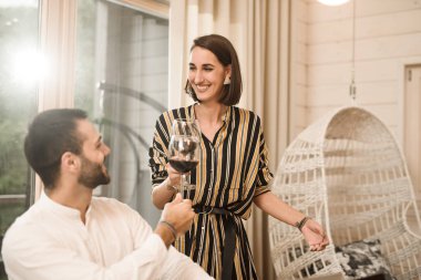 Genç iş adamları şarap tadı geliştirmeye çalışıyorum. Plan ve projeler şarap yapımı genişletmek için