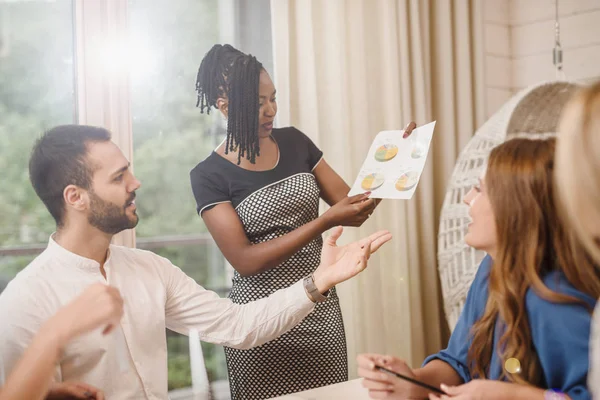 Mujer Negocios Afroamericana Mostrando Papel Con Cartas Colegas Durante Reunión — Foto de Stock