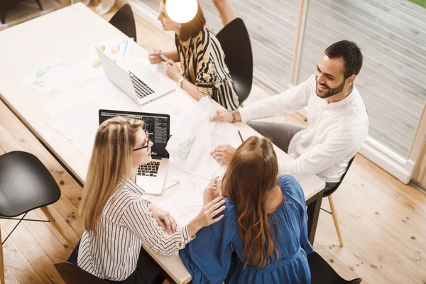 Equipo Negocios Profesional Que Trabaja Junto Con Computadoras Portátiles Escritorio — Foto de Stock