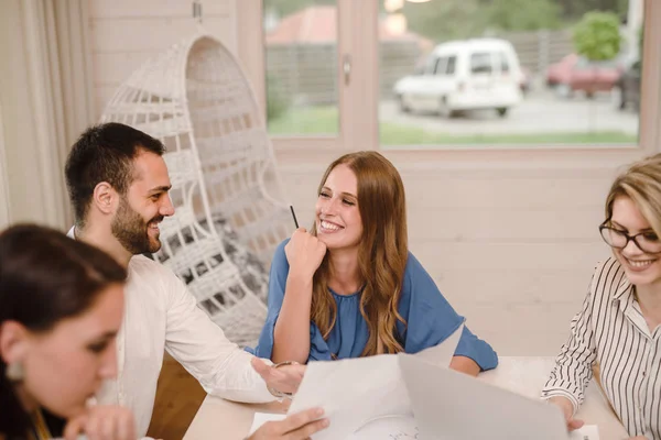 Equipo Negocios Trabajando Juntos Escritorio Oficina Discutiendo Durante Reunión Eficiencia — Foto de Stock