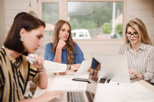 Equipo Negocios Profesional Que Trabaja Junto Con Computadoras Portátiles Escritorio — Foto de Stock