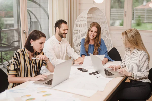 Equipe Negócios Profissional Trabalhando Conjunto Com Laptops Mesa Escritório Discutindo — Fotografia de Stock