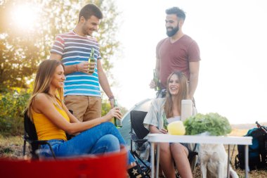 Ormanda kamp mutlu arkadaşlar