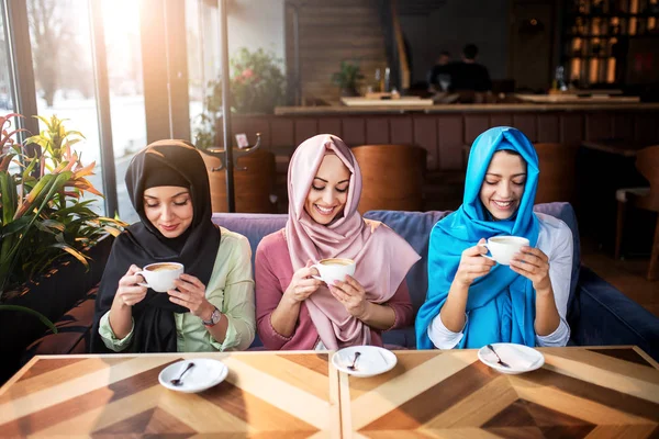 Молодые Мусульманки Пьют Кофе Кафе Друзьями — стоковое фото