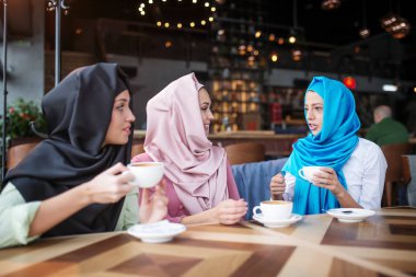 Müslümanlar bir kahve dükkanında eğleniyor musun