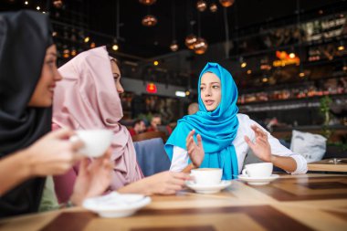 Müslümanlar bir kahve dükkanında eğleniyor musun