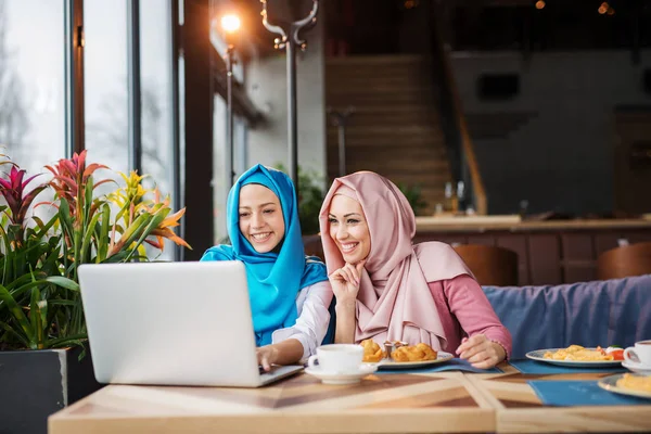 Две Молодые Мусульманки Кафе Делают Свою Работу Ноутбуком — стоковое фото