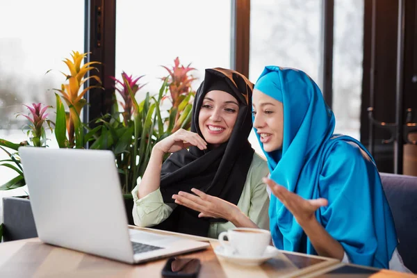 Две Молодые Мусульманки Кафе Делают Свою Работу Ноутбуком — стоковое фото