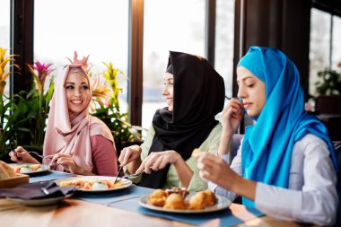 Müslümanlar bir kahve dükkanında eğleniyor musun